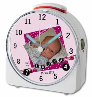 CreaDesign Kinder Funkwecker Weiß Personalisiert Mit Namen Scrapbooking Rosa 12-Stunden-Anzeigeformat, Geräuschlos/Ohne Ticken, Nachtlicht 6 CreaDesign Kinder Funkwecker Weiß Personalisiert Mit Namen Scrapbooking Rosa 12-Stunden-Anzeigeformat, Geräuschlos/Ohne Ticken, Nachtlicht - Image 4